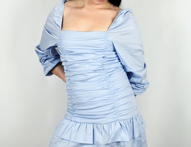 Salg af varelager med bæredygtigt tøj til unge kvinder i trendy designs