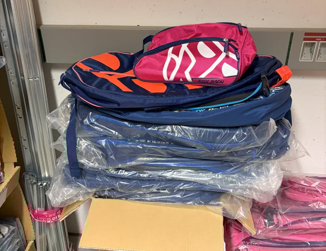 Salg af restlager med sportstøj, fitnessudstyr, tennisstrenge